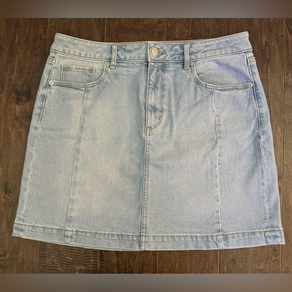 NWOT LOFT denim mini-skirt, women’s size 8